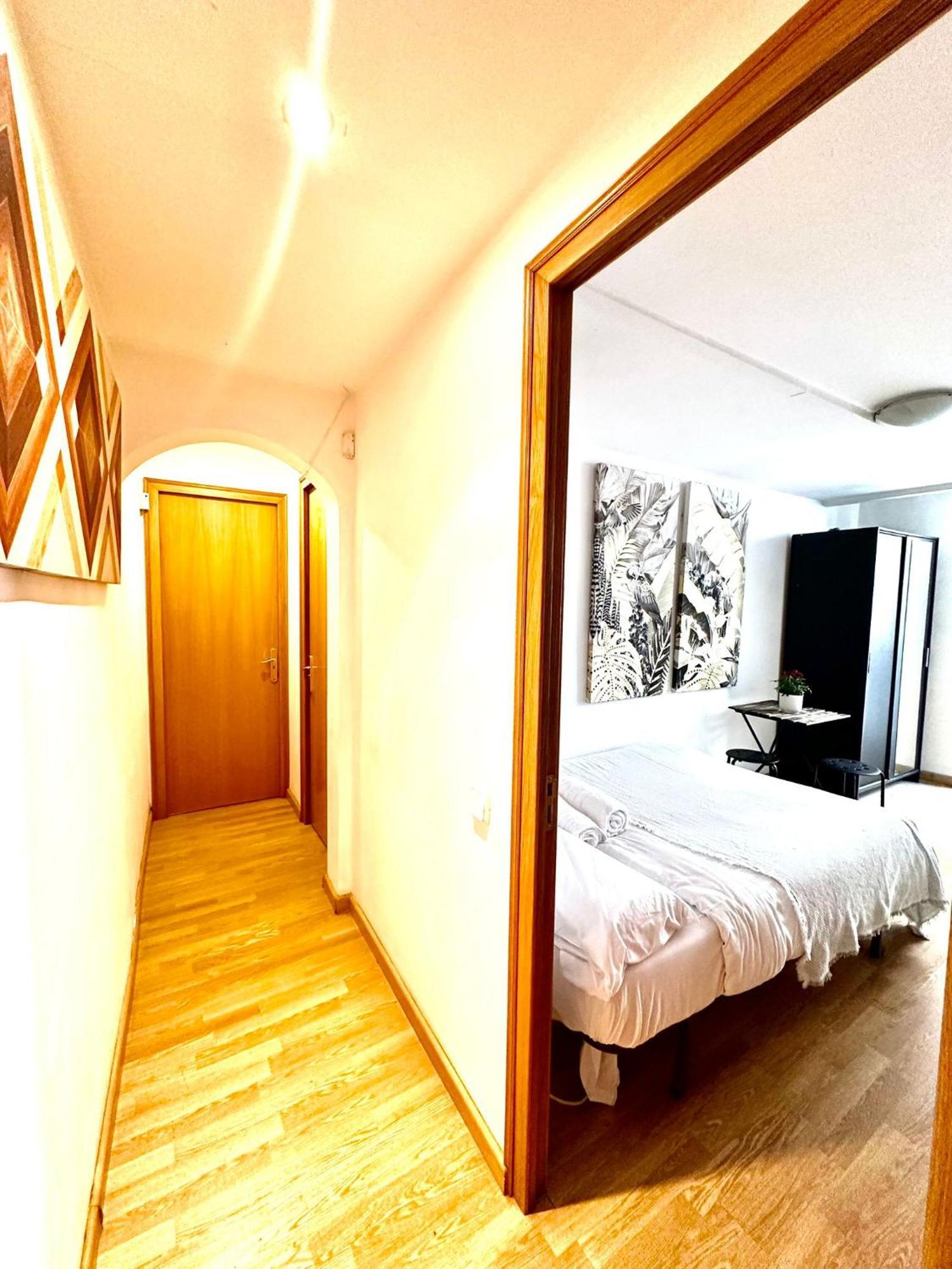 Private Rooms In City Center バルセロナ エクステリア 写真